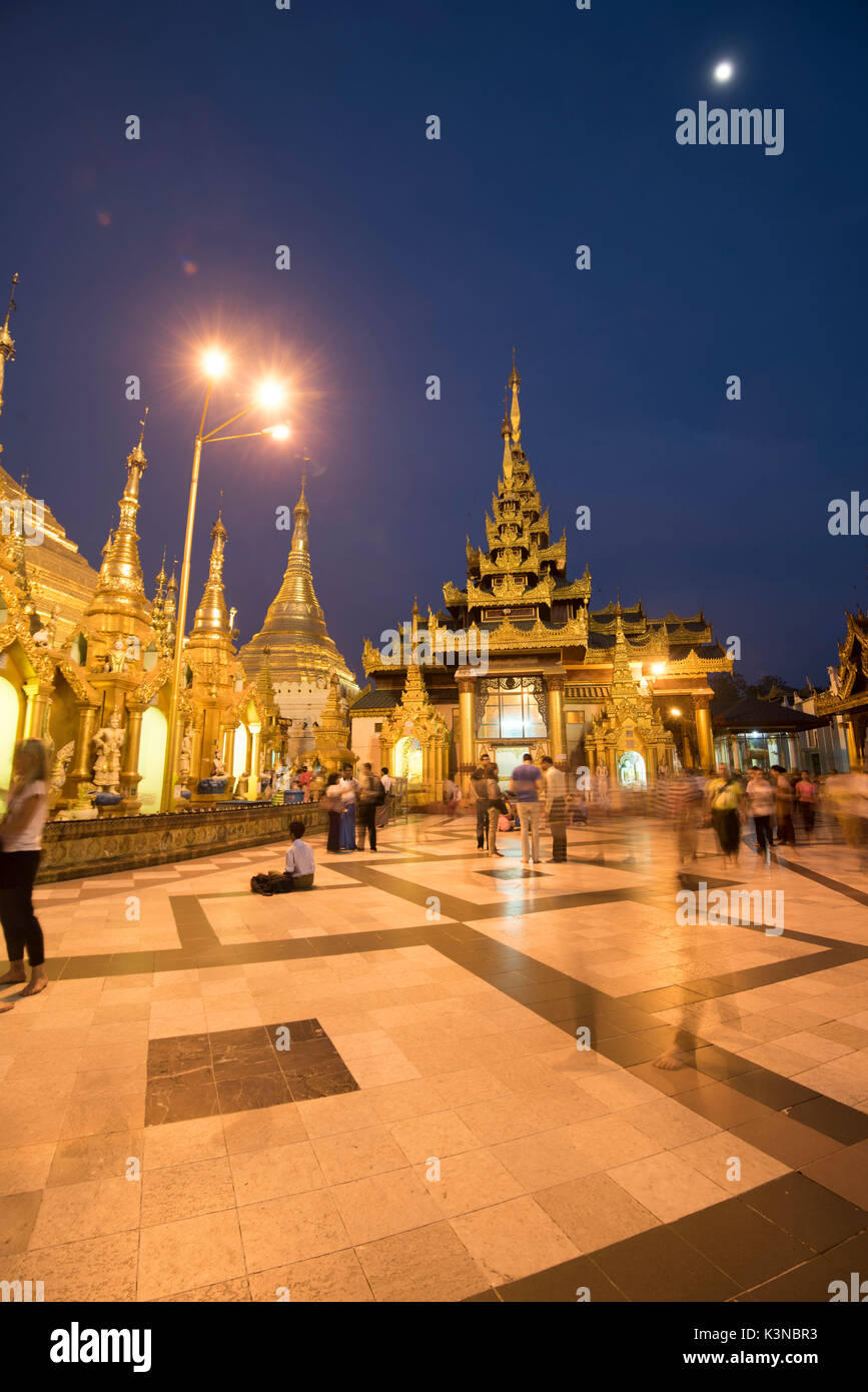 Yangon, Myanmar (Birmanie). La pagode Shwedagon au coucher du soleil. Banque D'Images