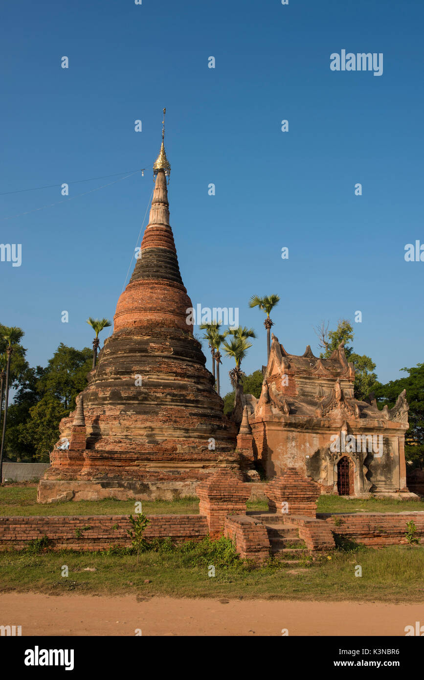 Inwa, région de Mandalay, Myanmar (Birmanie). Les stupas bouddhistes. Banque D'Images