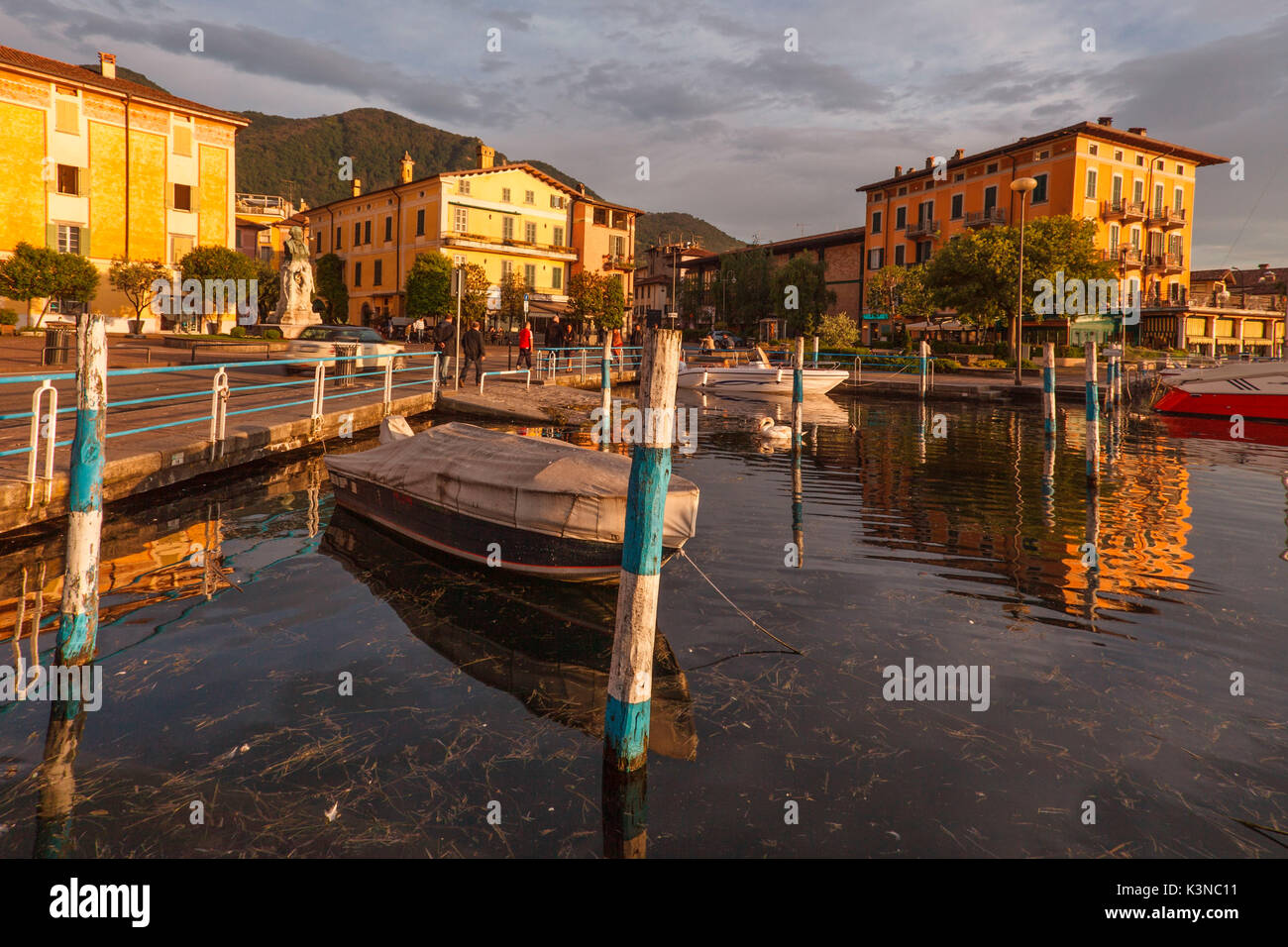 D'Iseo, le lac d'Iseo, Lombardie, Italie. Le port et l'ISEO LAC au coucher du soleil Banque D'Images