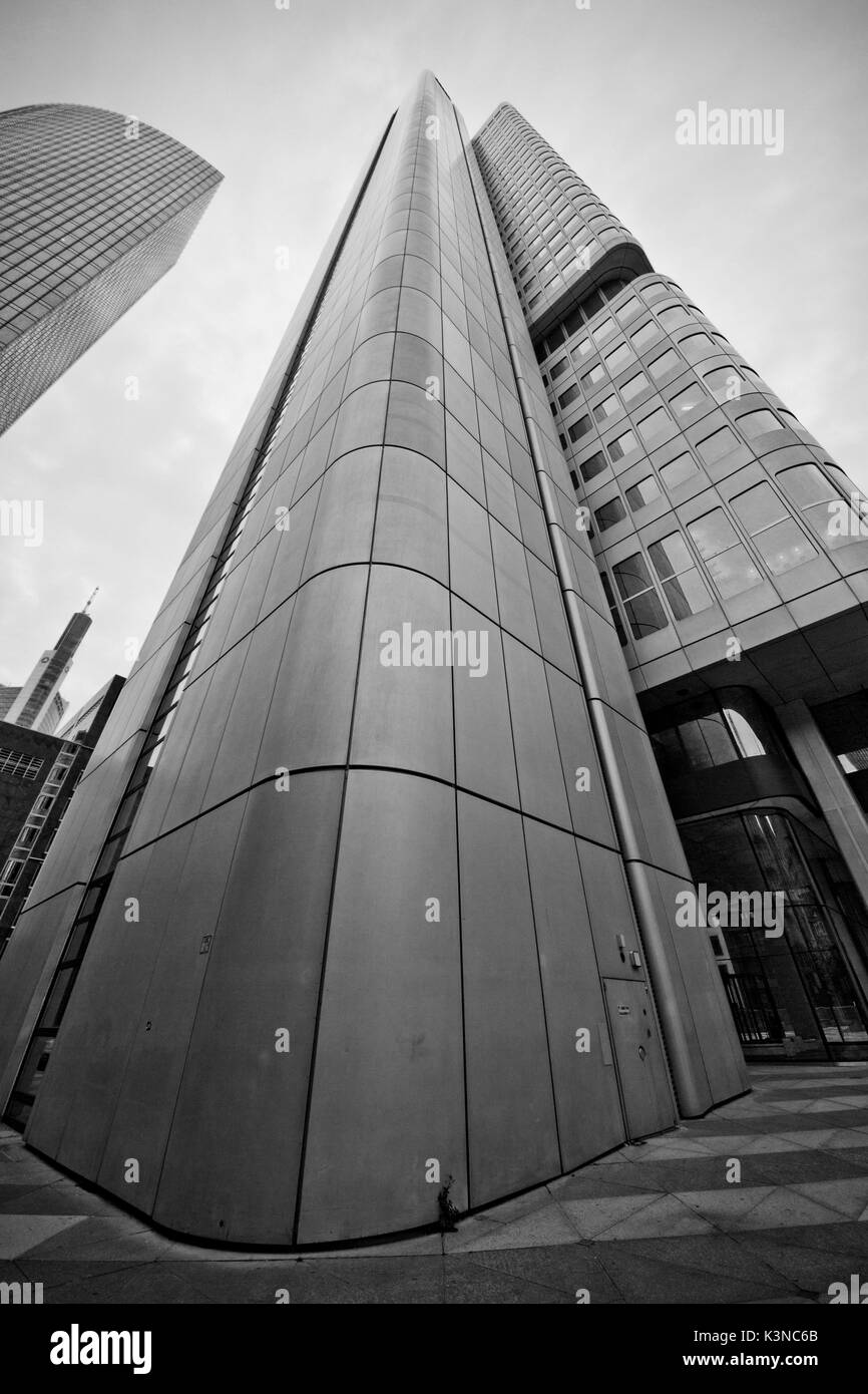 Le gratte-ciel moderne de la Dresdner Bank avec un tour du côté d'coveder panneaux métalliques. Francfort, Allemagne Banque D'Images