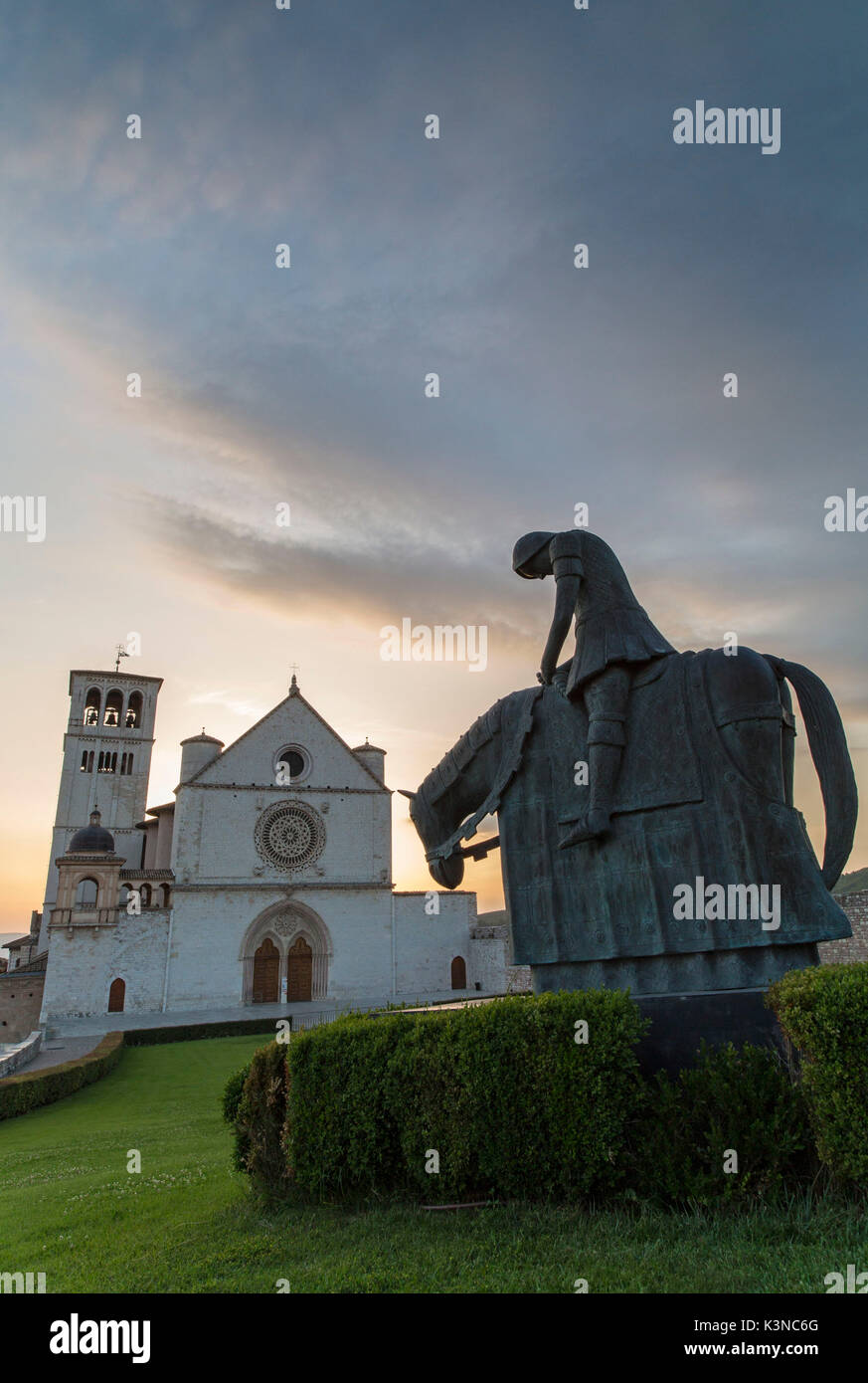La statue, qui représente le retour de Saint François à la maison de son père, en face de la basilique de Saint François à Assise, Ombrie, Italie, Europe Banque D'Images