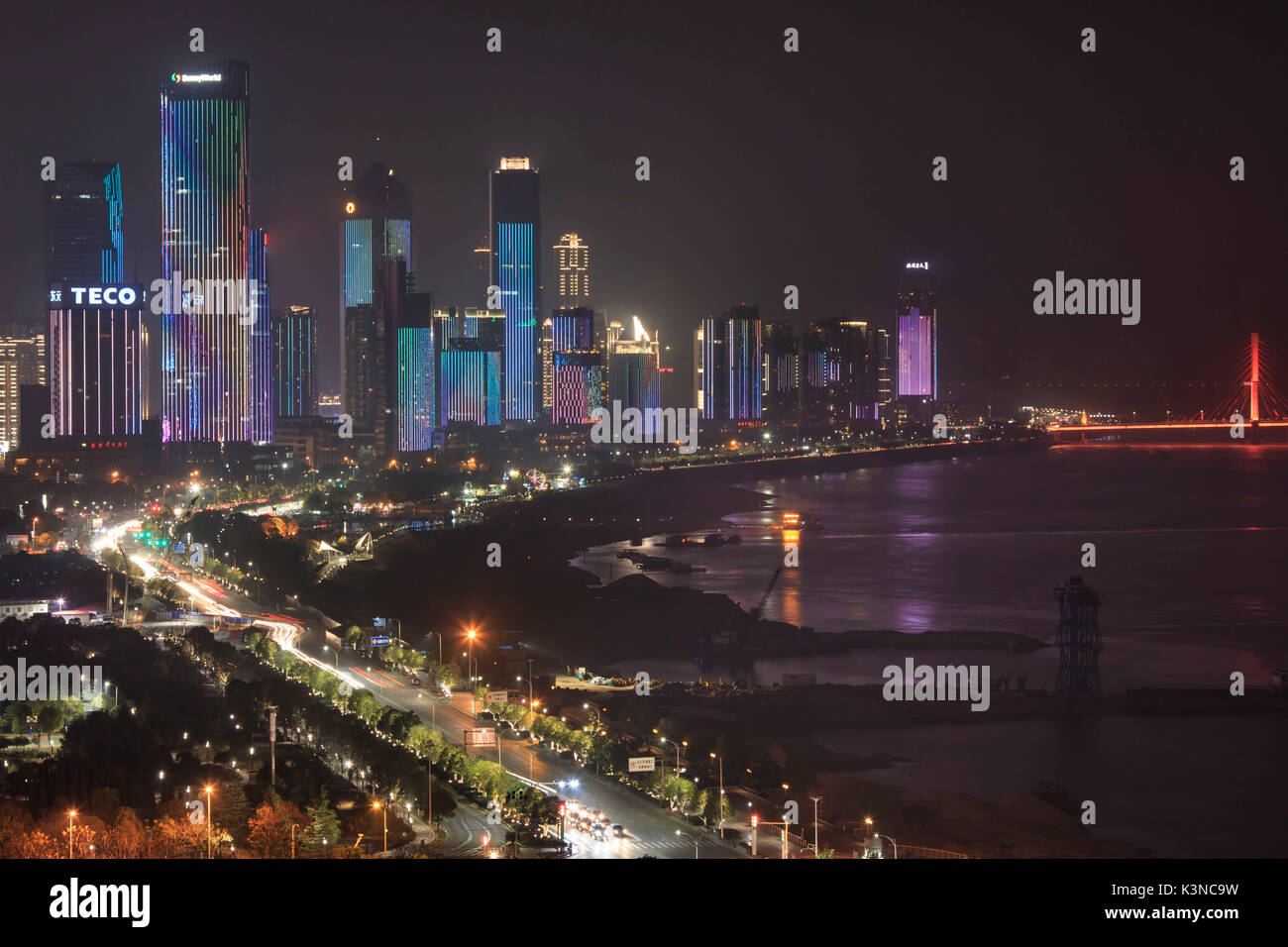 Vue panoramique de la ville de Nanchang, capitale de la province de Jianxi en Chine, la nuit Banque D'Images