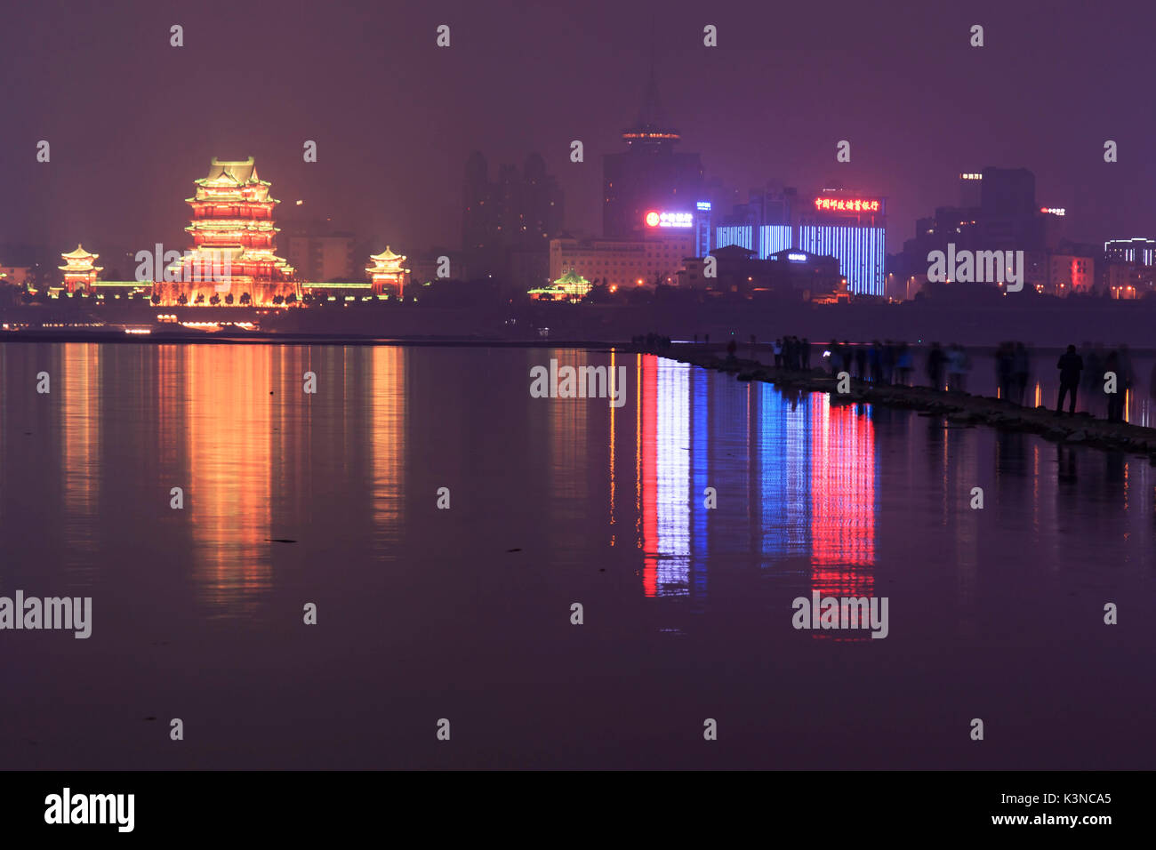 Nanchang skyline at night vu depuis le côté est de la ville. Nanchang est la capitale de la province de Jianxi en Chine Banque D'Images