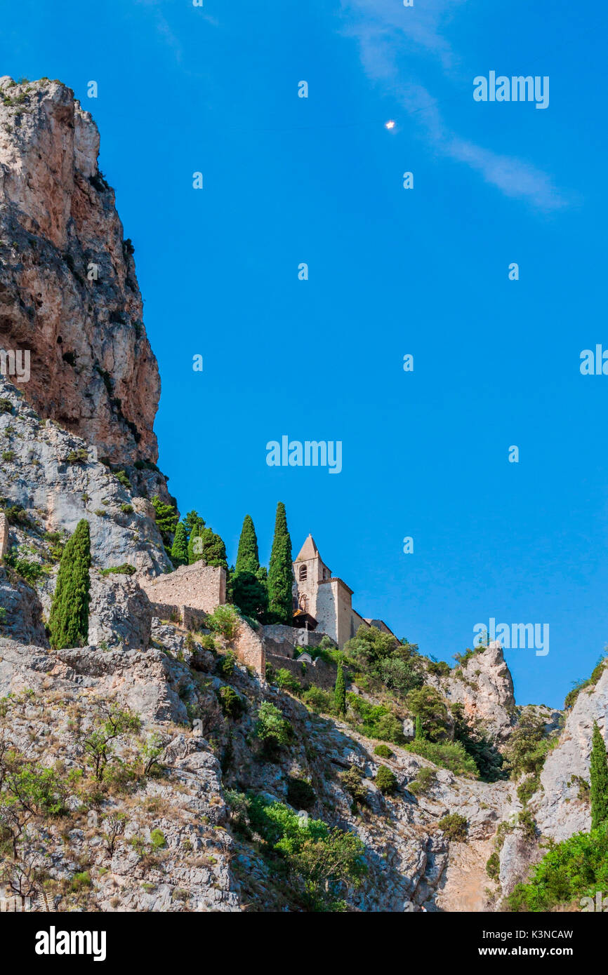 France, Provence, près des Gorges du Verdon, Moustier-Sainte-Marie,église médiévale situé dans la montagne Banque D'Images