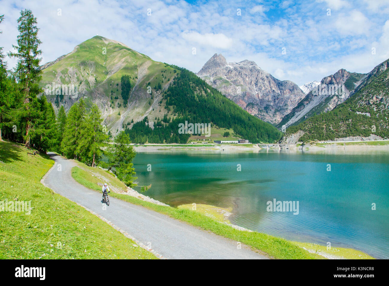 L'Europe, Italie, Lombardie, Italie. Vélo de montagne au lac en été Livigno Banque D'Images
