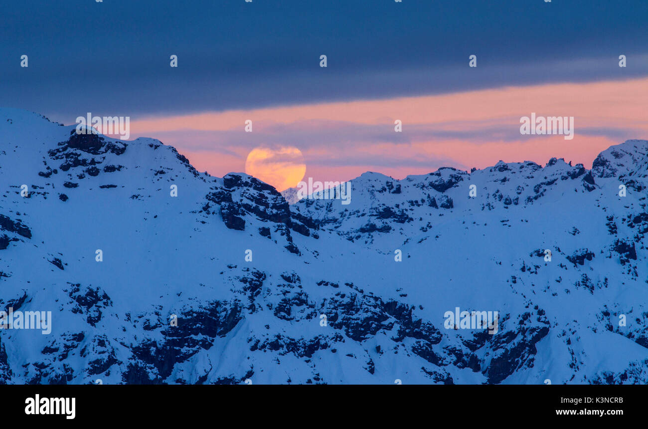 Europe, Italie. Lune coucher de soleil sur Livigno se monte dans les Alpes italiennes de Lombardie Banque D'Images
