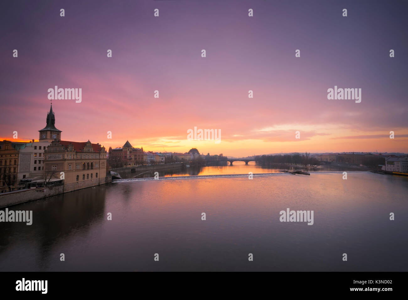 Prague, République tchèque sur le sunrise colorés rivière Moldava Banque D'Images
