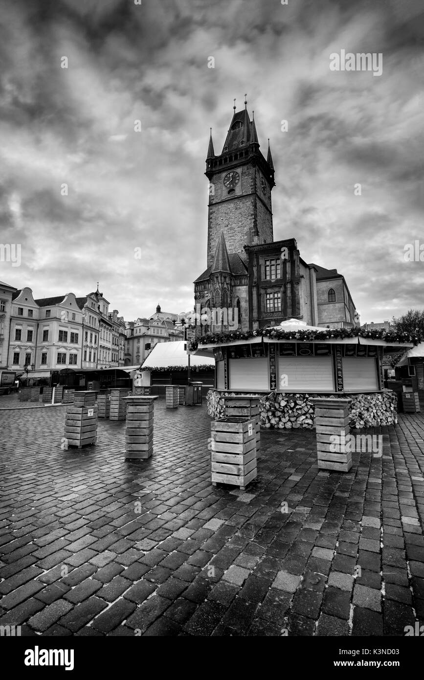 Praga, Republica Ceca photo en noir et blanc de la tour de l'Horloge de Prague Banque D'Images