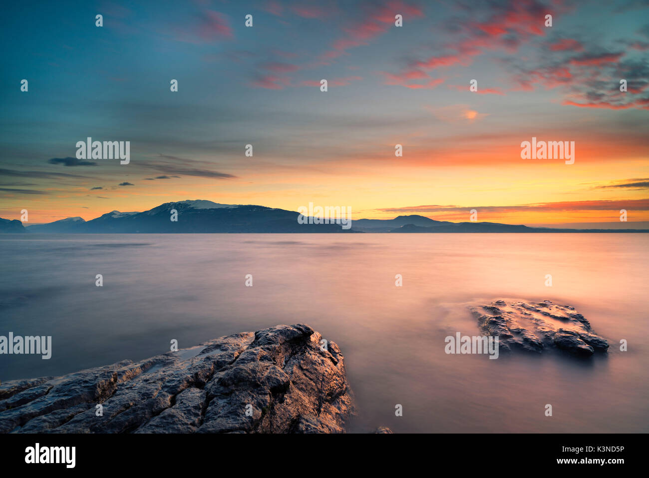 Manerba Lac de Garde, Brescia, Italie,le lever du soleil sur le lac de Garde, dans la localité de Manerba, en face du Mont Baldo Banque D'Images