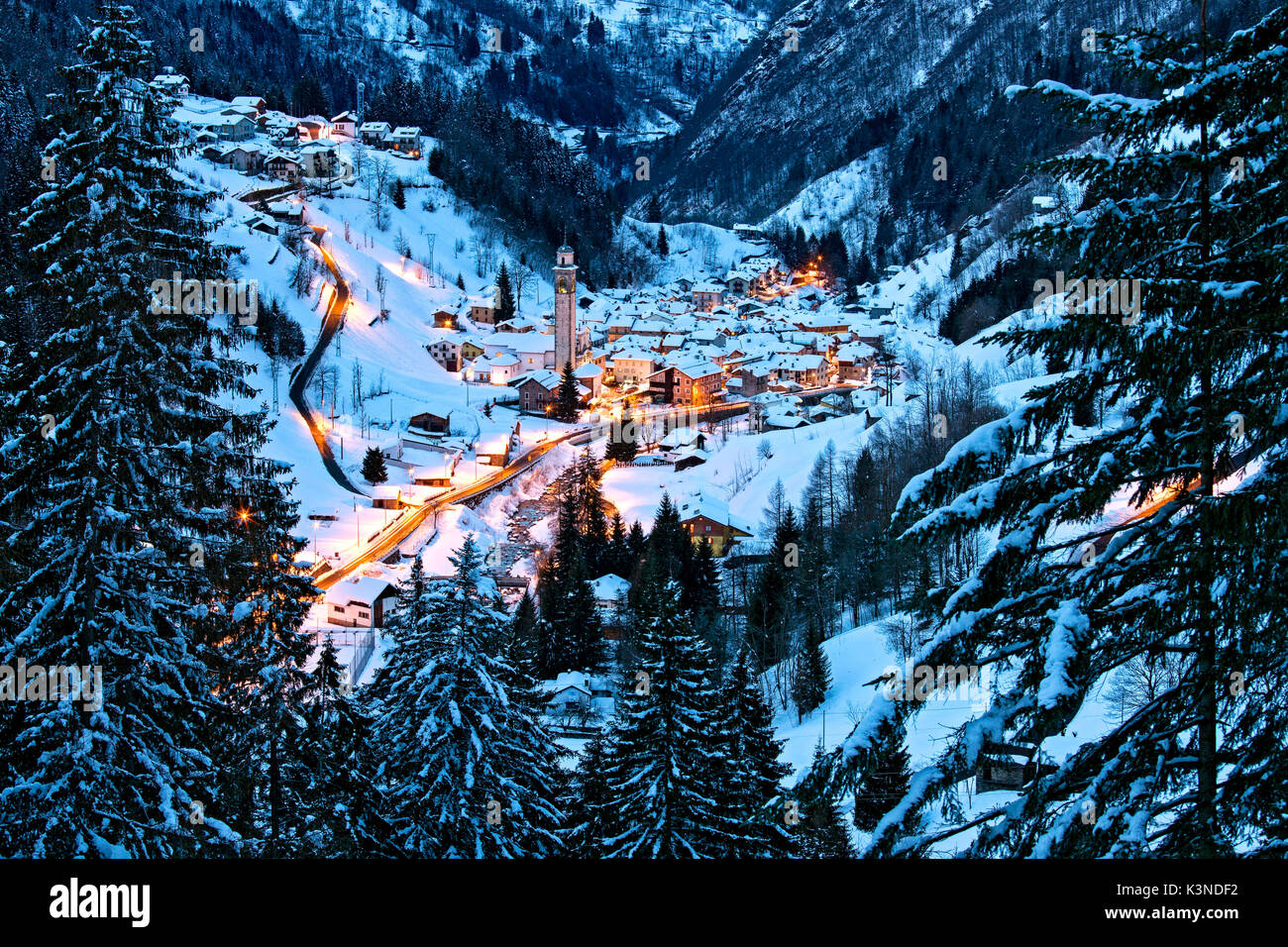 Gerola Alta Valley lit up at night, Valtellina, Lombary,Italie Banque D'Images
