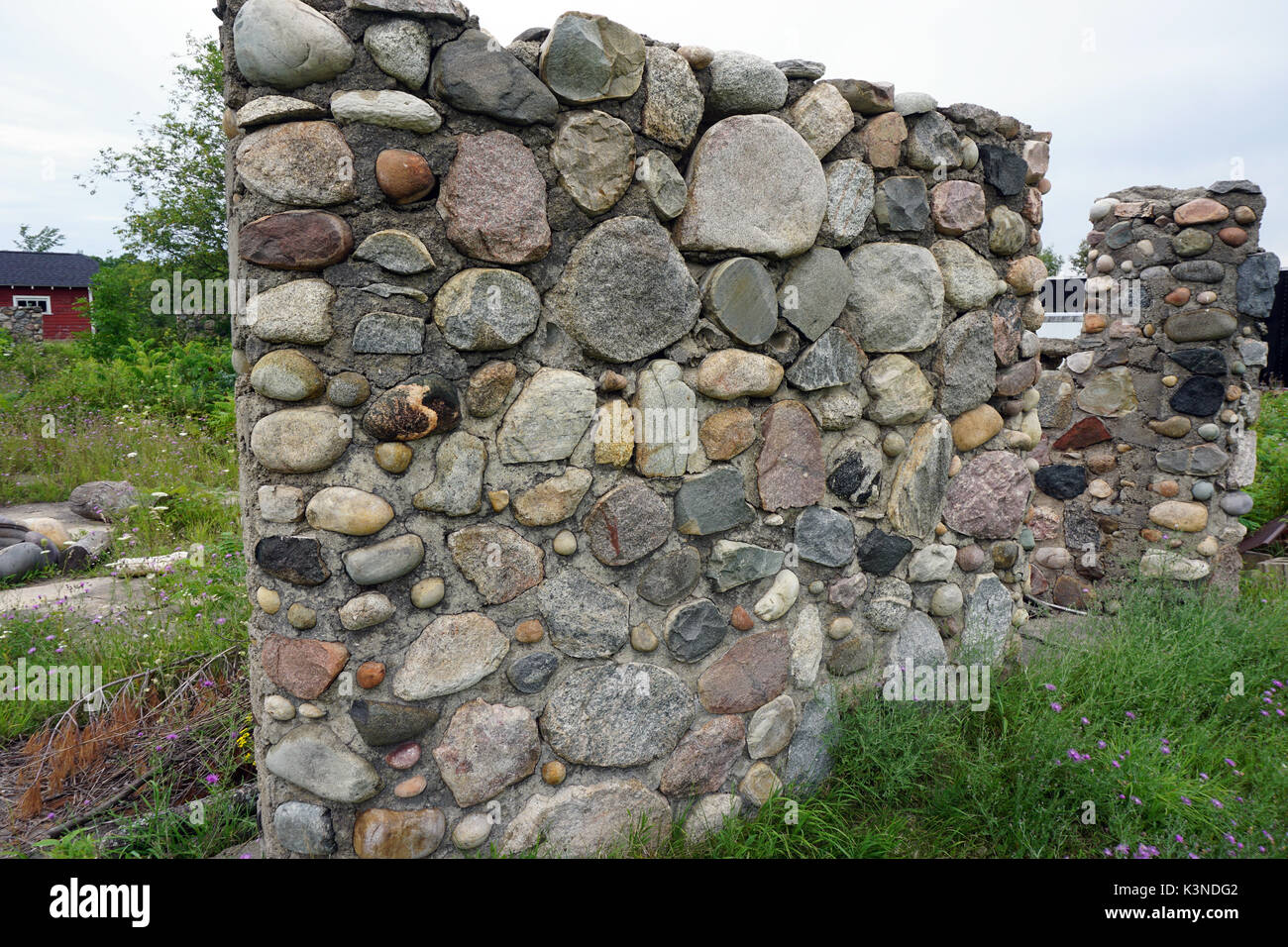 Mur de pierre pittoresques, partie d'une ancienne grange's foundation Banque D'Images