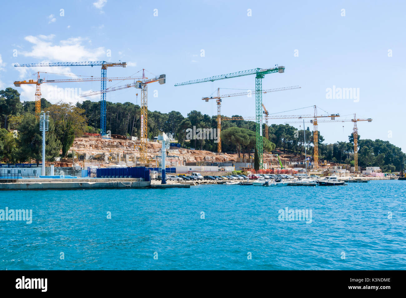 Rovinj, Croatie - le 29 avril 2017 : les grues de construction à la mer construction d'un nouveau beach resort, hôtel en bord de mer, les travaux de construction, les machi Banque D'Images