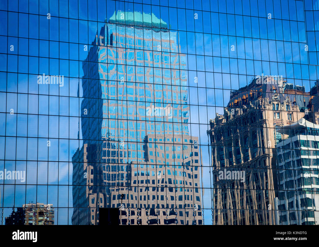 Les bâtiments reflètent dans une façade de verre gratte-ciel de New York City Banque D'Images