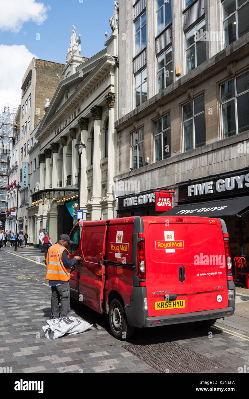 Un camion de livraison de la Royal Mail et driver sur Argyll Street, à l'extérieur du London Palladium Banque D'Images