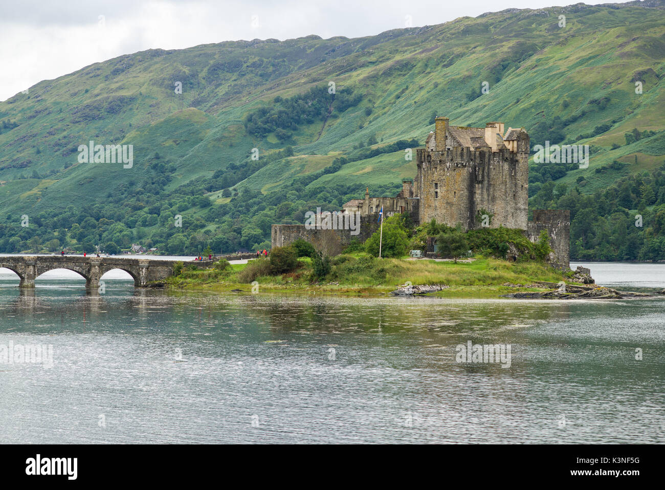 Le Château d'Eilean Donan sous un ciel couvert journée d'été, Ecosse, Royaume-Uni Banque D'Images