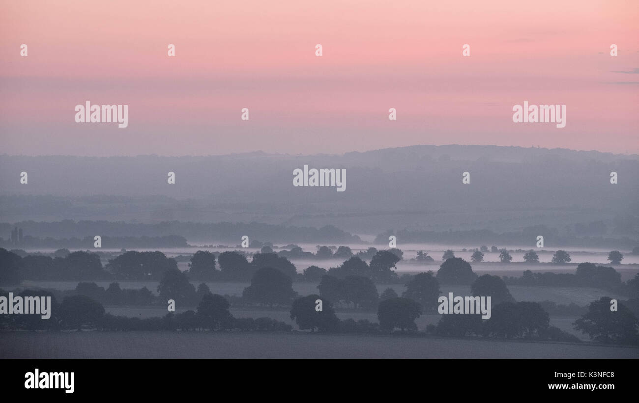 Mist rolls dans plus de la Dunstable Downs avant le lever du soleil sur un matin de fin d'été en 2017. Banque D'Images