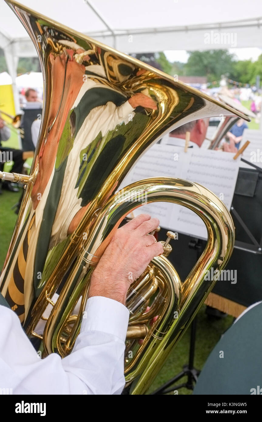 Jouer du tuba dans une fanfare -1 Banque D'Images