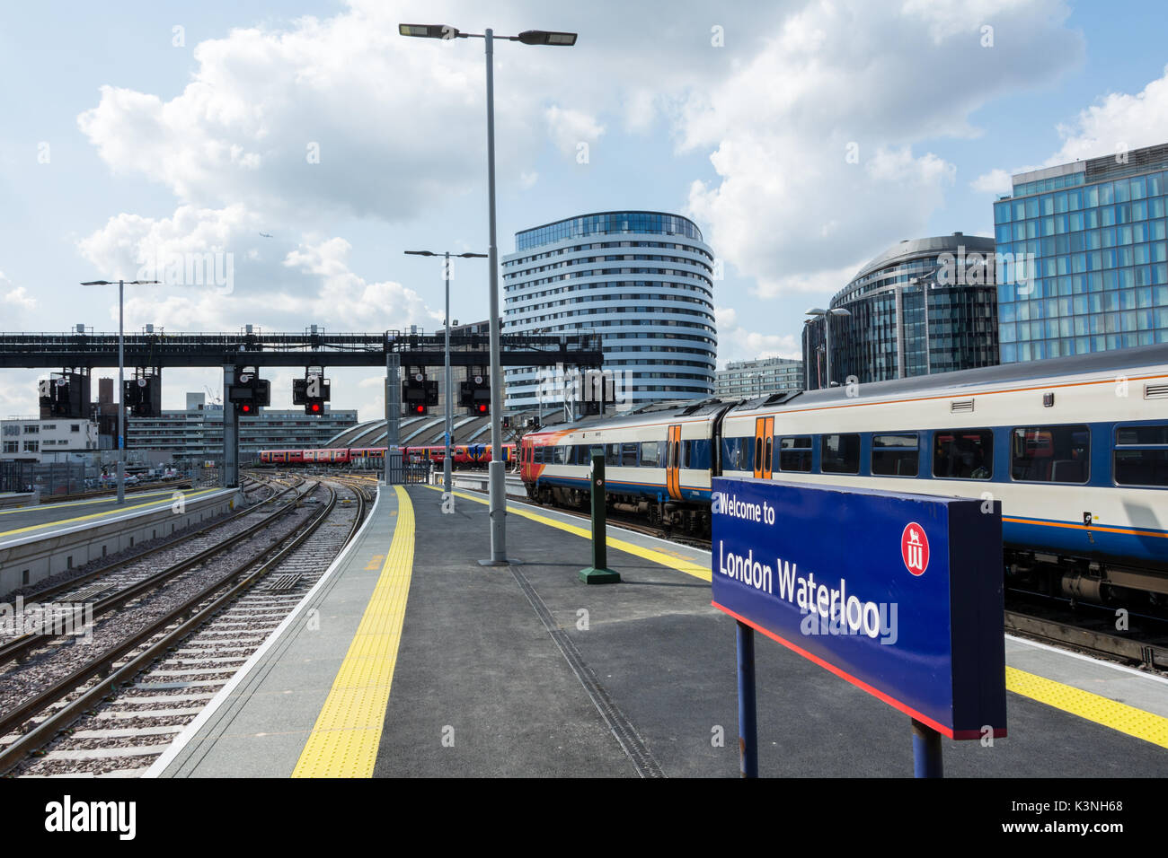 Les nouvelles plates-formes de plus à la gare de Waterloo de Londres, UK Banque D'Images