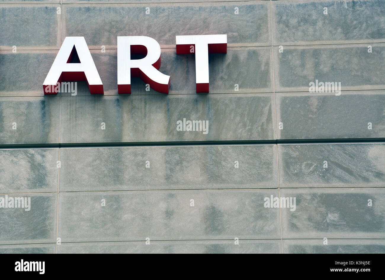 Titre : L'art avec des lettres blanches sur rouge un mur de béton. Banque D'Images