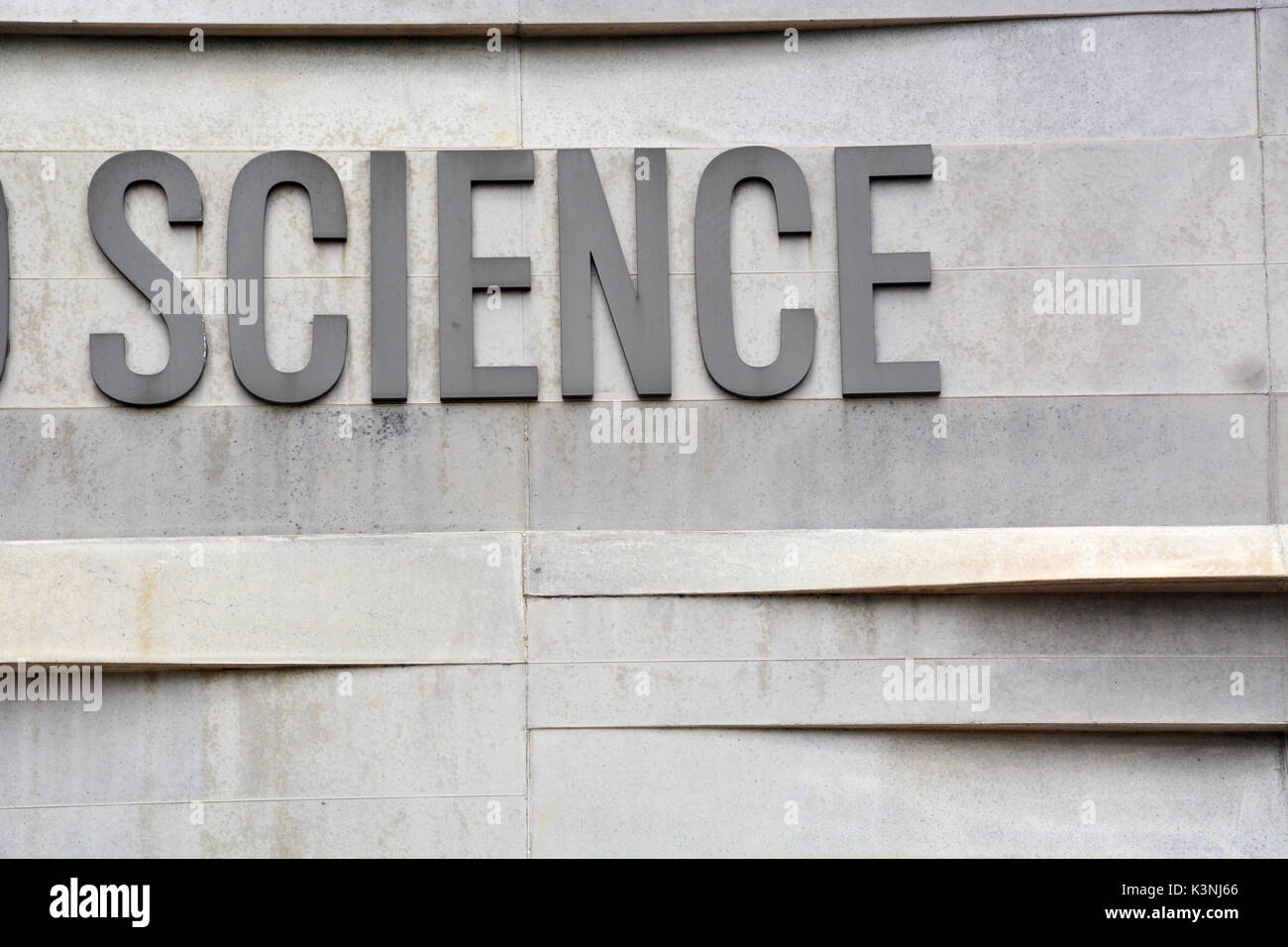 La science titre : lettres grises sur un mur de béton. Banque D'Images