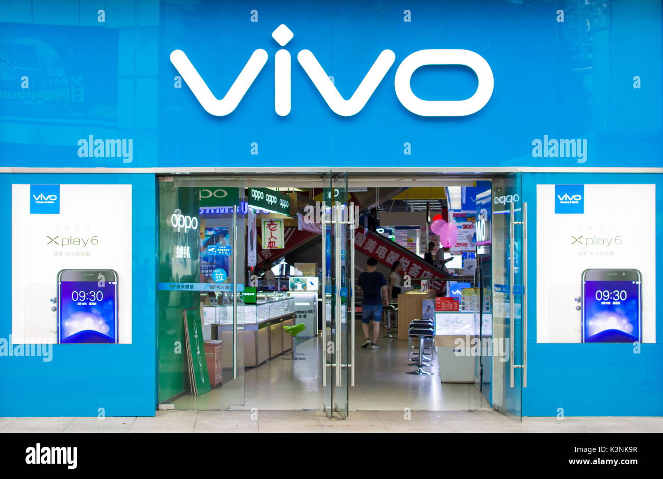 NANNING, CHINE - juin 9, 2017 in vivo : téléphone mobile et accessoires shop, ouvert pour les acheteurs. In vivo est une société de technologie chinoise conçoit, développe, un Banque D'Images