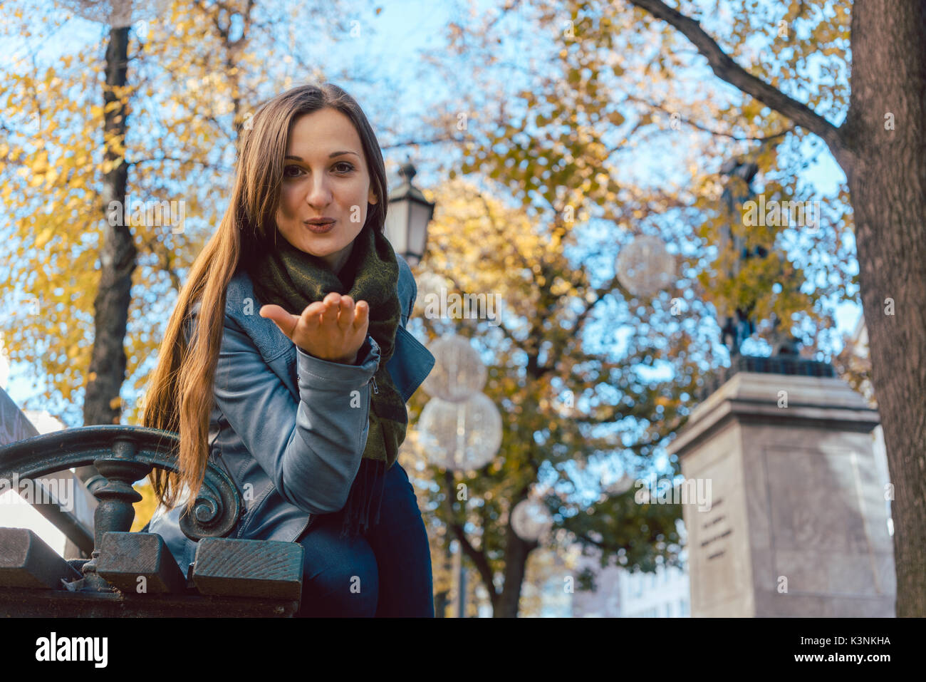 Woman in love blowing kiss in autumn park Banque D'Images