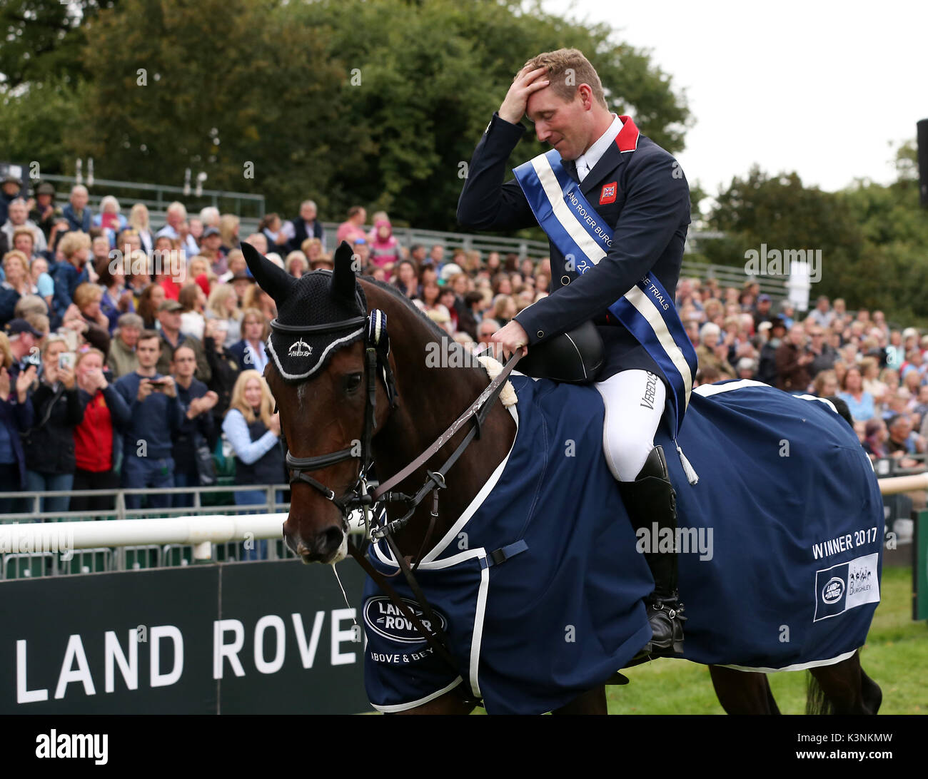 Oliver Townend après son entrée à la première place pendant quatre jours de la Land Rover Burghley Horse Trials à Burghley House, Stamford. Banque D'Images