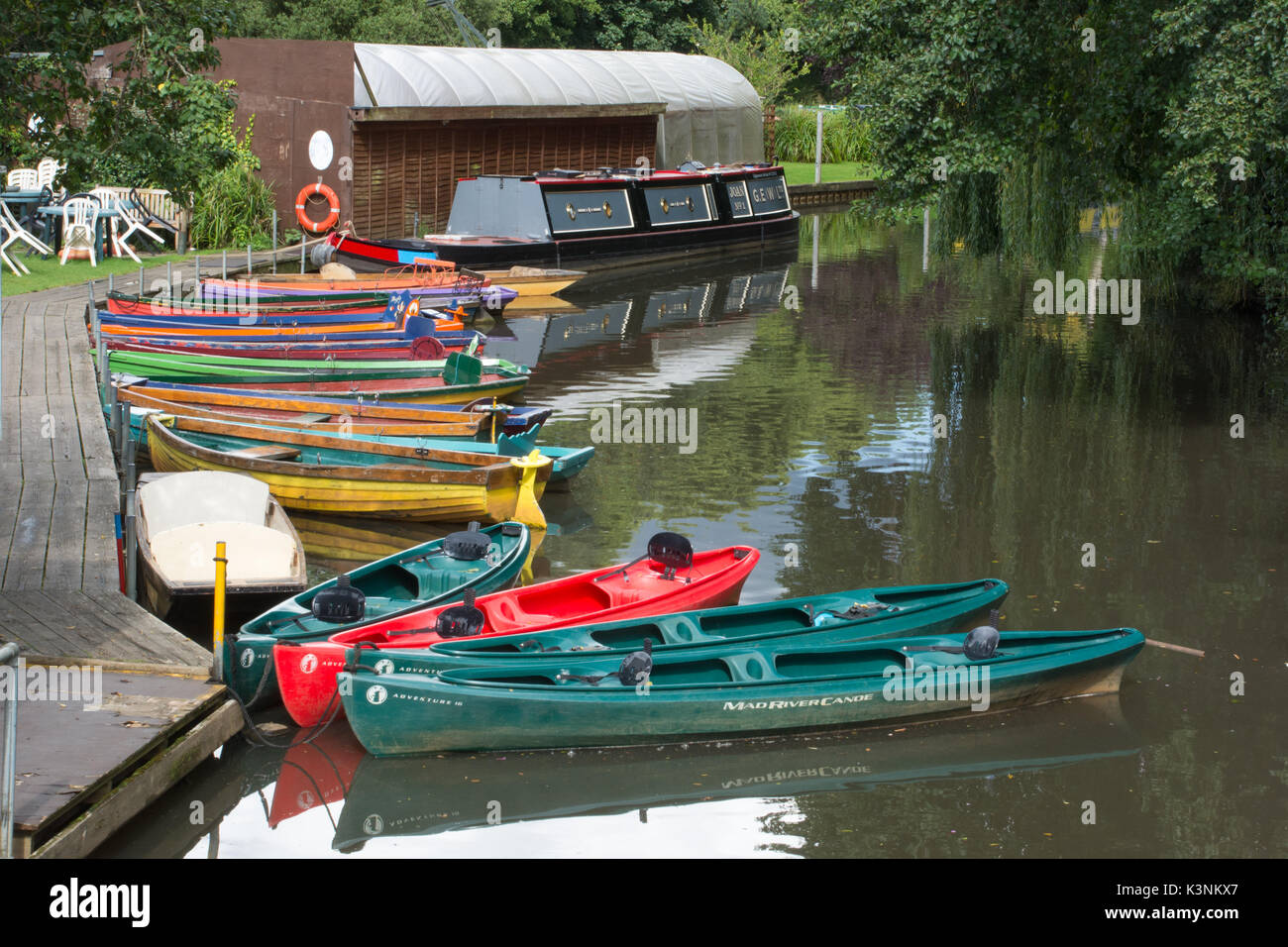 Location de barques colorées sur la rivière Wey à Farncombe Boat House près de Godalming, dans le Surrey, UK Banque D'Images