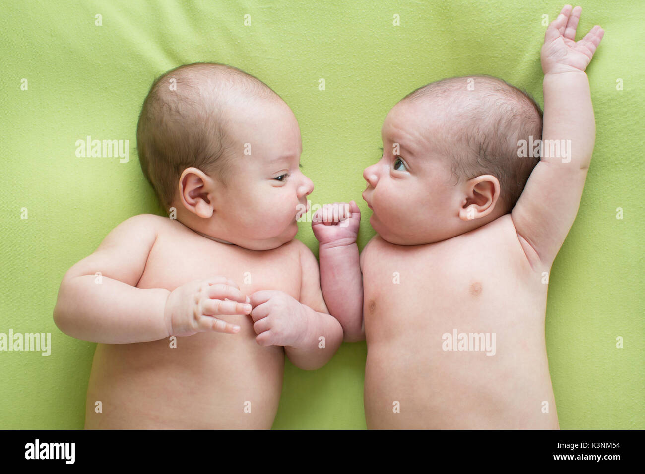 Beau Bebe Nouveau Ne Des Jumeaux Closeup Portrait Caucasien Enfant Photo Stock Alamy Beau Bebe Nouveau Ne Des Jumeaux Closeup Portrait Caucasien Enfant Photo Stock Alamy