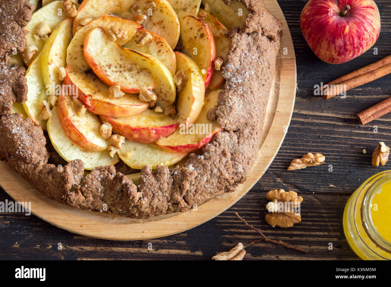 Galette De Pomme Tarte Aux Fruits Sains Des Aliments Complets Galette Avec Les Pommes Biologiques Les Noix Le Miel Et La Cannelle Vegetarien Vegetalien Alimentaire Dessert D Automne Photo Stock Alamy