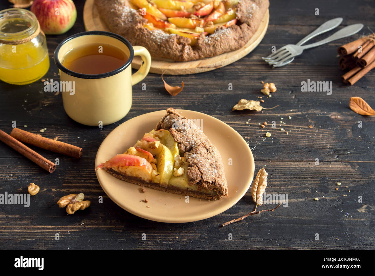 Petit Dejeuner D Automne Avec The Et Tarte Aux Pommes Les Aliments Biologiques De Saison Fait Maison Galette De Pomme Avec Du Miel Noix Et Cannelle Pour Le Jour D Action De Grace Photo Petit Dejeuner D Automne Avec The Et Tarte Aux Pommes Les Aliments Biologiques De Saison Fait Maison Galette De Pomme Avec Du Miel Noix Et Cannelle Pour Le Jour D Action De Grace Photo