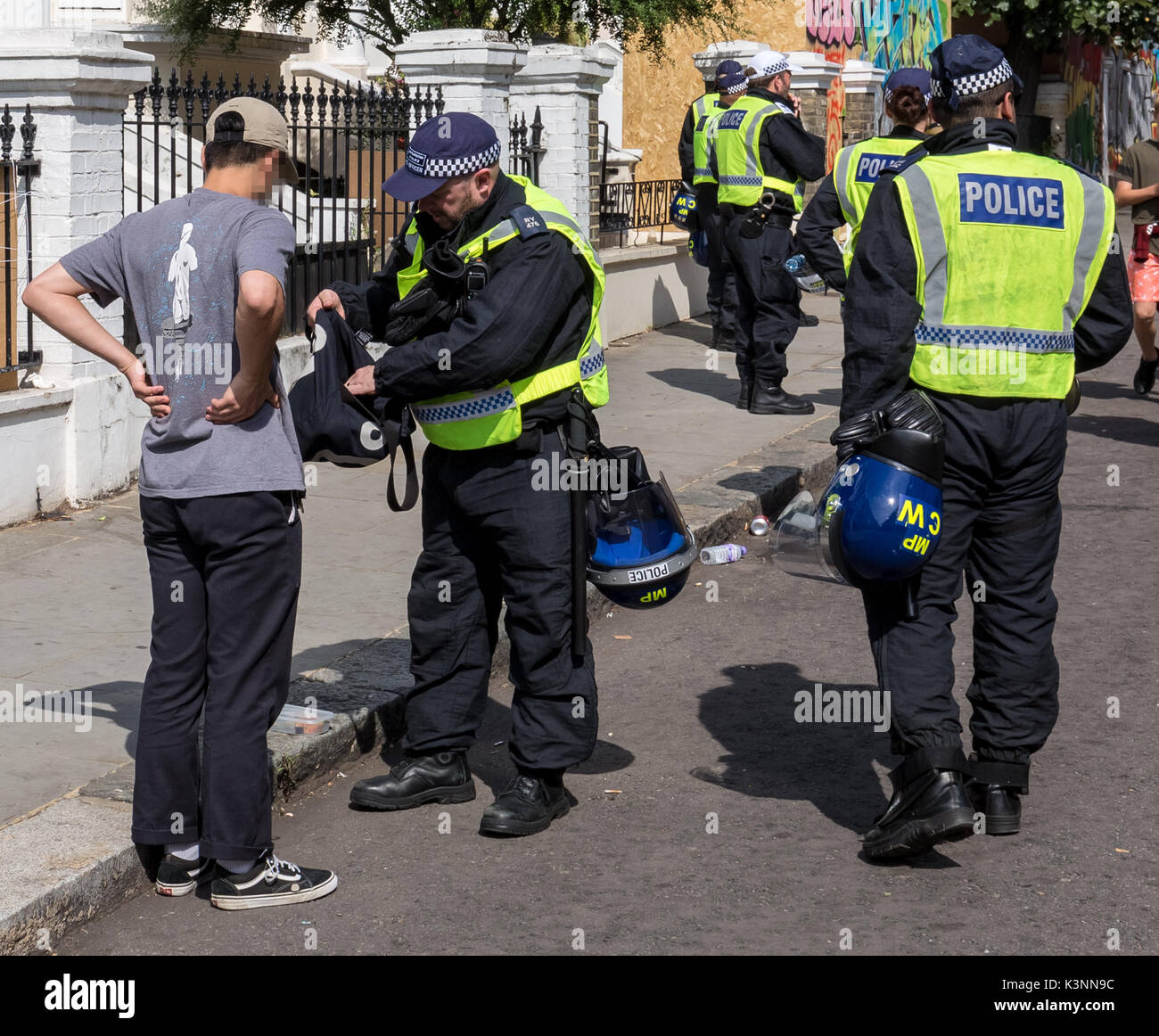 Londres, Royaume-Uni. 28 août 2017. Effectuer la recherche et l'arrêt de la police sur les suspects pendant le carnaval de Notting Hill 2017© Guy Josse / Alamy Live News Banque D'Images