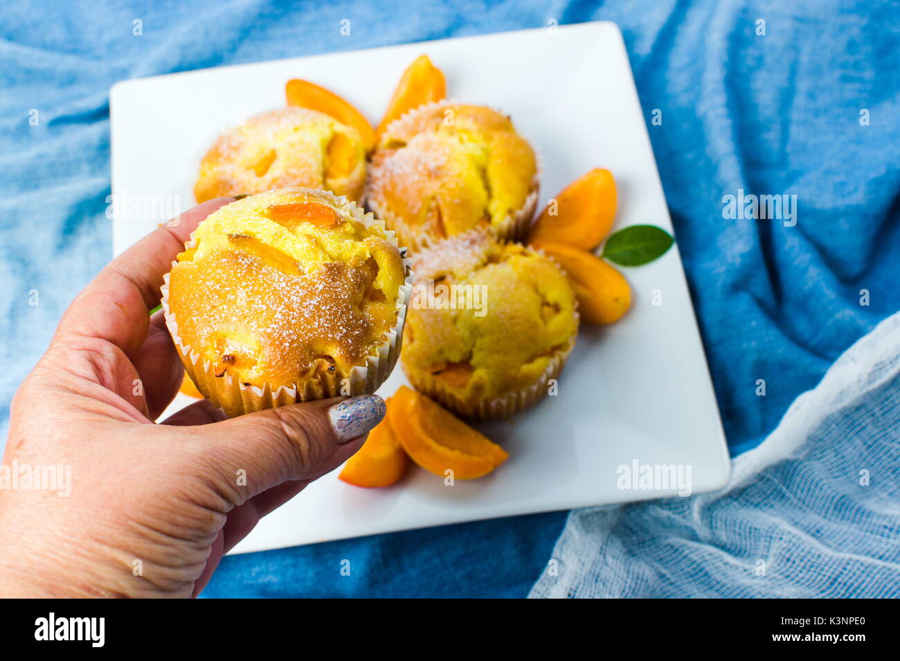 Muffins à l'abricot fait maison avec des fruits dans un bol Banque D'Images