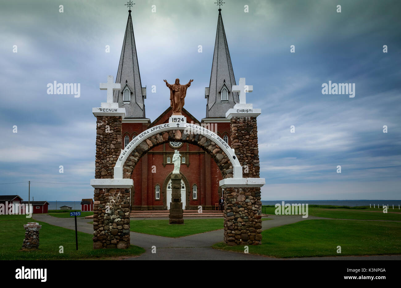 Très belle voûte en pierre menant à l'Église Catholique Notre Dame du Carmel, New Brunswick, Canada Banque D'Images