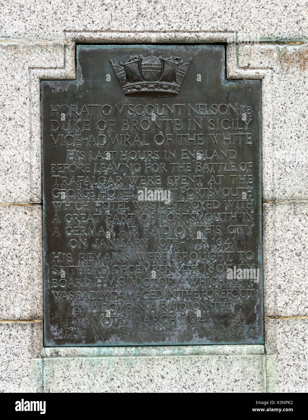 Plaque en bronze sur le socle de granit de la statue d'Horatio Vicomte Nelson, duc de Bronte en Sicile, Vice-amiral du blanc. Grand Parade, les ports Banque D'Images