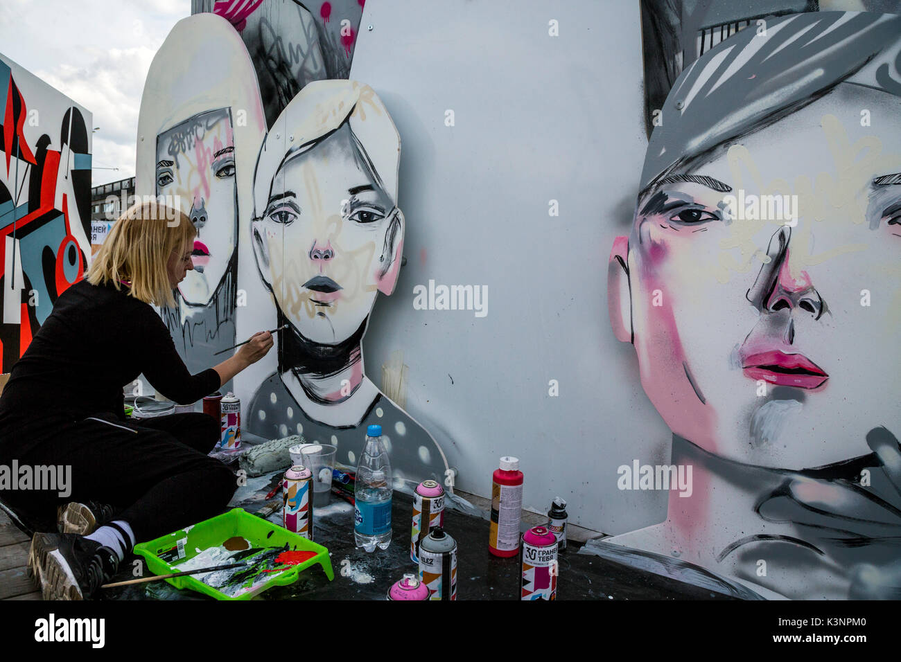 L'artiste crée un objet d'art dans le cadre du festival '30 visages de vous' sur le remblai de Crimée dans le parc des arts de Moscou, Russie le museon Banque D'Images