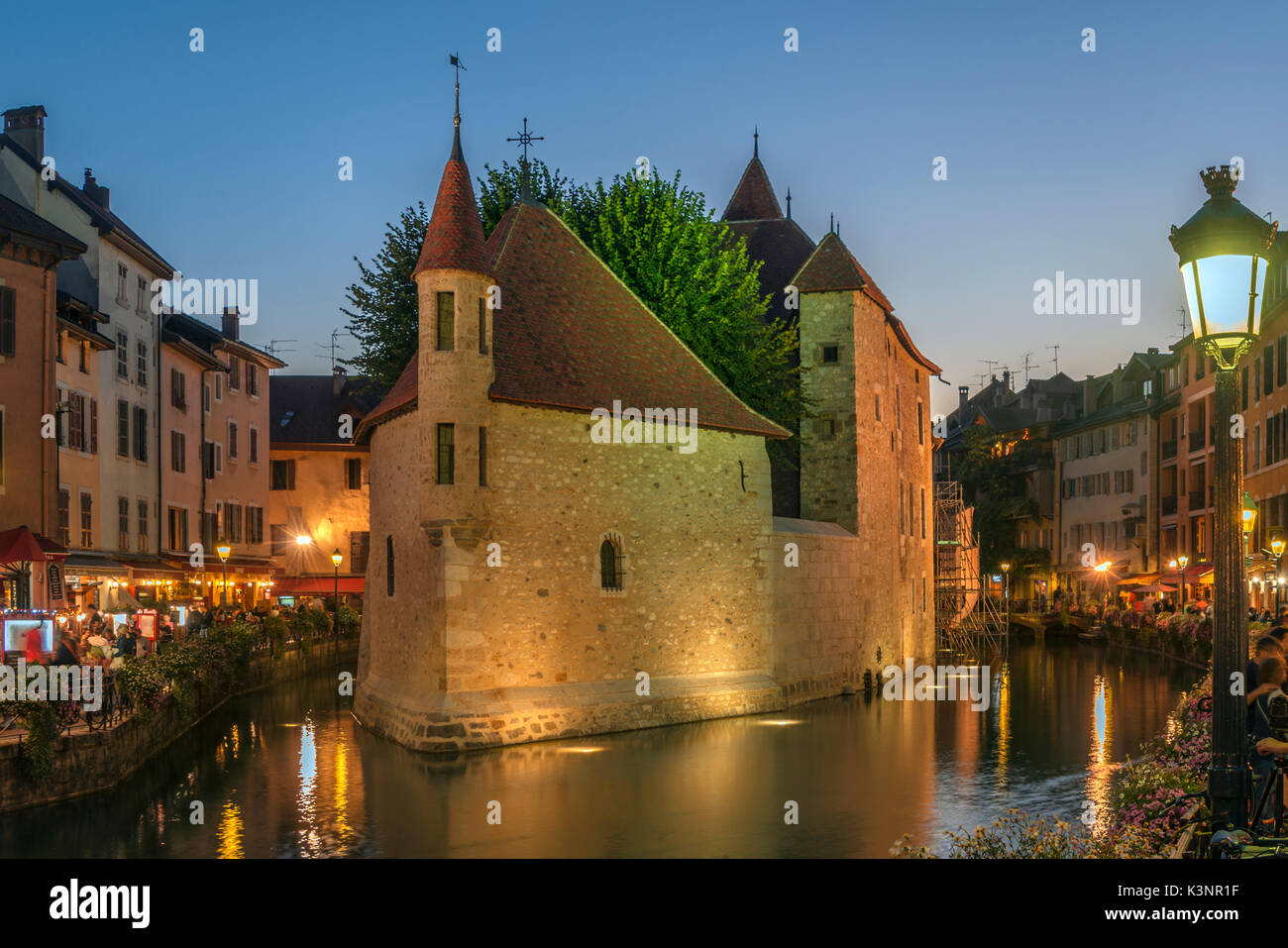 Crépuscule sur le pittoresque village au bord du lac français d'annecy, près de la frontière suisse. Banque D'Images