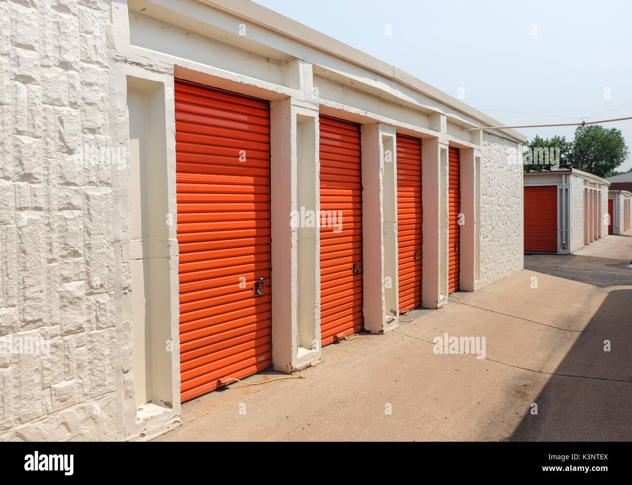 Une rangée de portes de métal orange d'un stockage public, perspective Banque D'Images