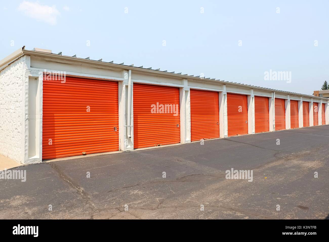 Une rangée de portes de métal orange d'un stockage public, perspective Banque D'Images