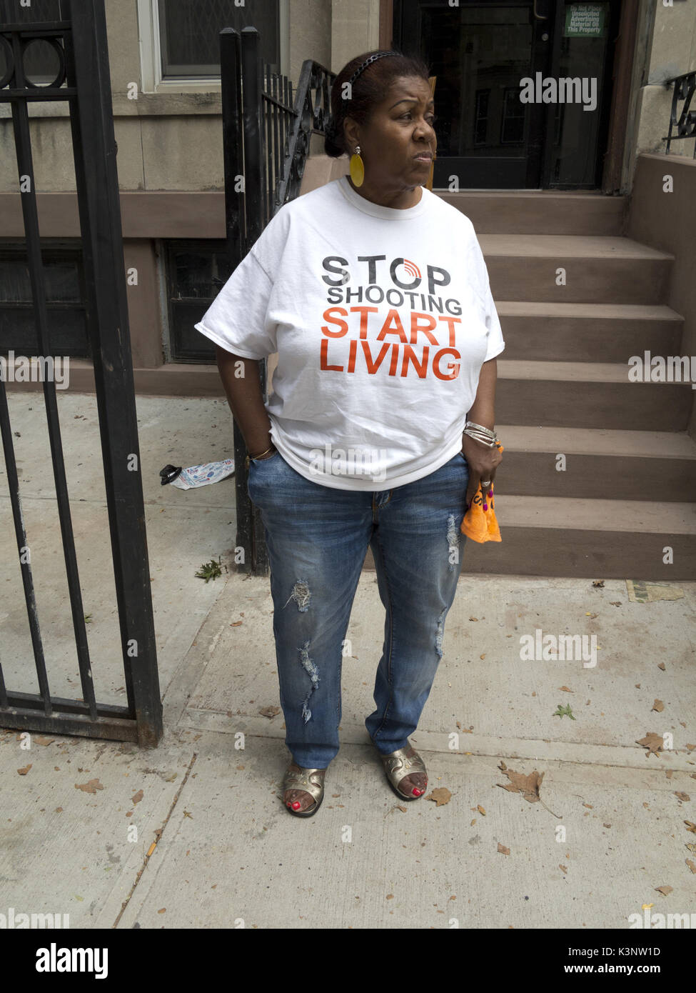 Brooklyn, Etats-Unis. 2 Septembre, 2017. Femme portant des T-shirt qui dit, 'Stop', prise de commencer à vivre dans le tee shirt Crown Heights section de Brookly Banque D'Images