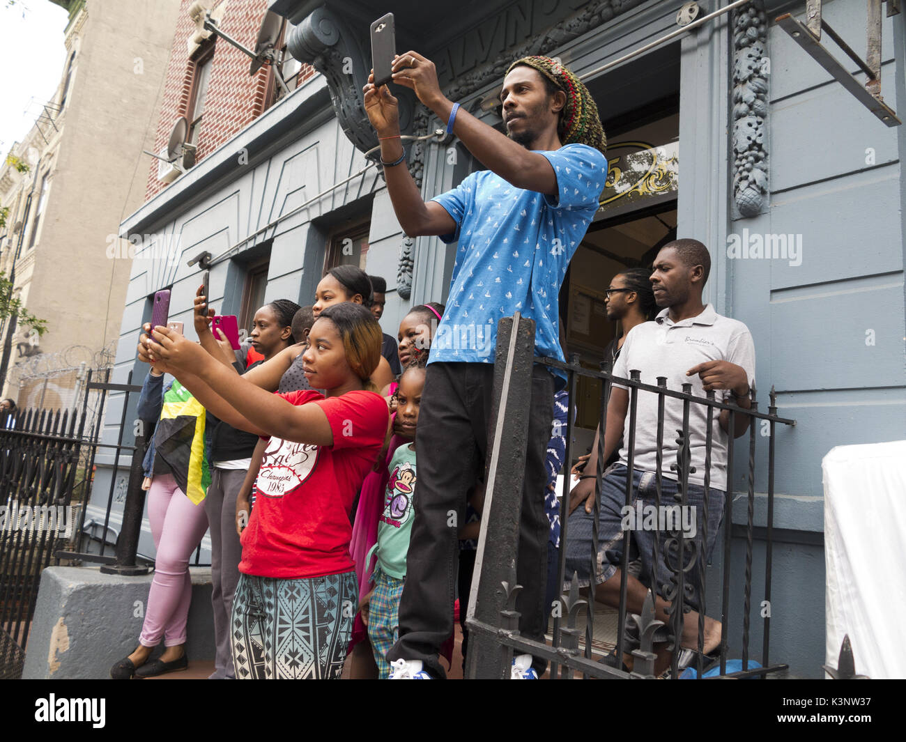 Brooklyn, Etats-Unis. 2 Septembre, 2017. Les spectateurs de prendre des photos de leur s'abaisser à la 50e édition annuelle de la Caribbean Carnival Junior dans la section de Crown Heights Banque D'Images
