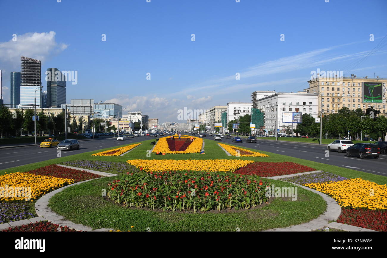 Moscou, Russie - 21 juillet 2017à planter des fleurs Travailleurs Arc de Triomphe à Moscou, Russie Banque D'Images