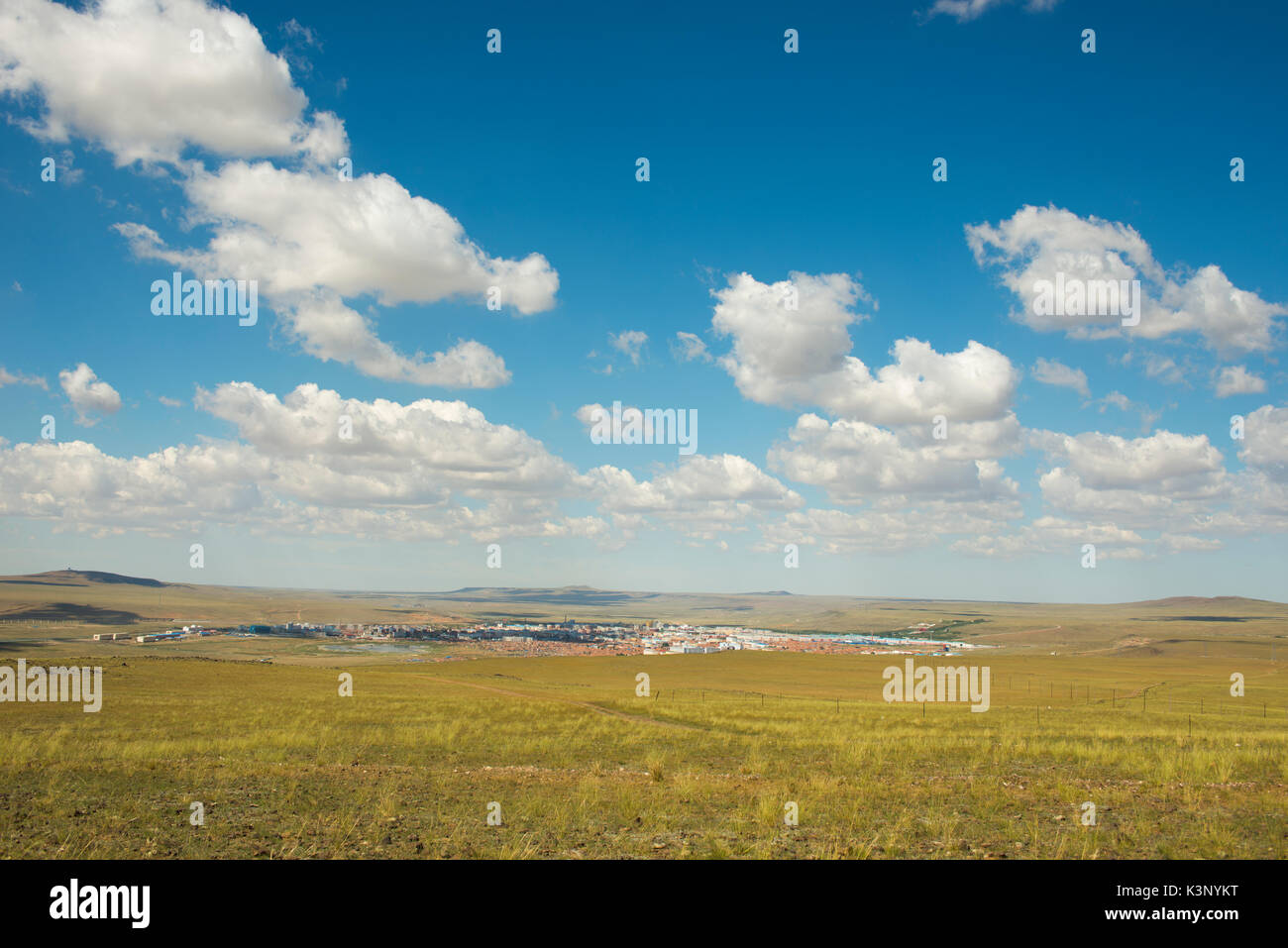Les prairies de la Mongolie intérieure Abaga se tenait sur une colline dominant la ville panorama. Banque D'Images