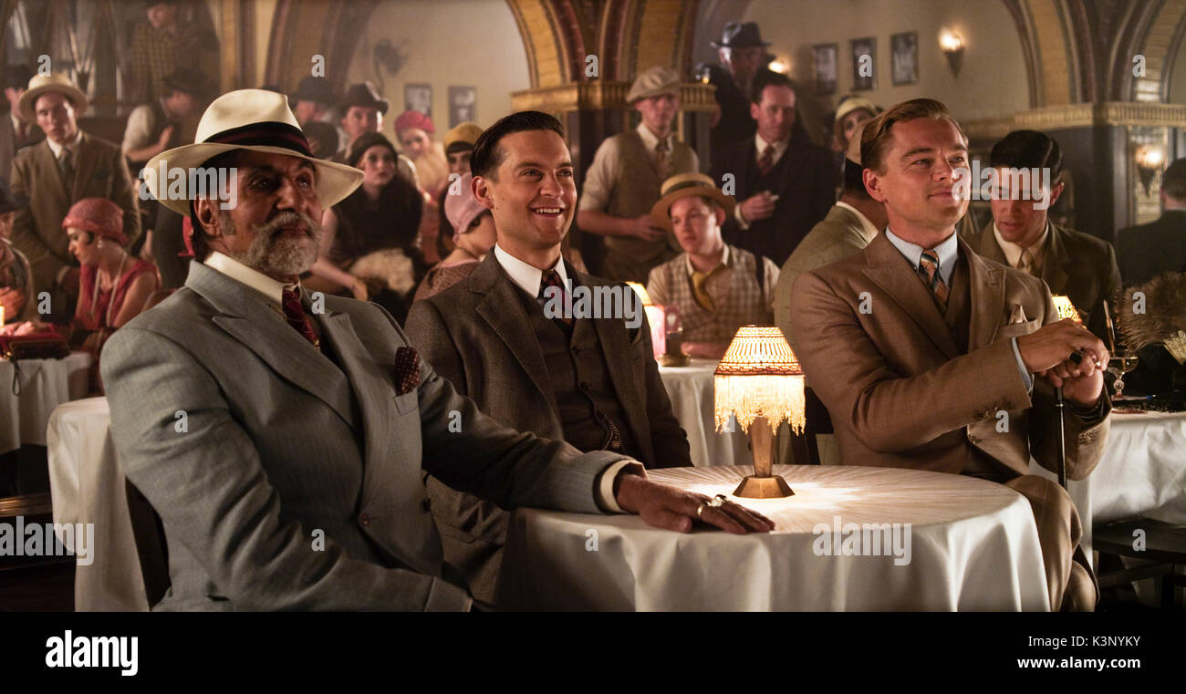 GATSBY LE MAGNIFIQUE [NOUS / AUS 2013] Amitabh Bachchan comme Meyer Wolfsheim, Tobey Maguire comme Nick Carraway, leonardo dicaprio comme Jay Gatsby, T Date : 2013 Banque D'Images