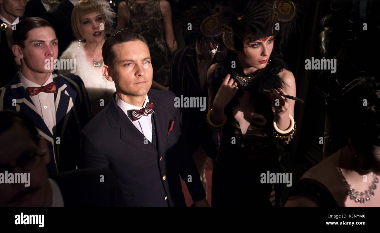 GATSBY LE MAGNIFIQUE [NOUS / AUS 2013] Tobey Maguire comme Nick Carraway, ELIZABETH DEBICKI comme Jordan Baker Date : 2013 Banque D'Images