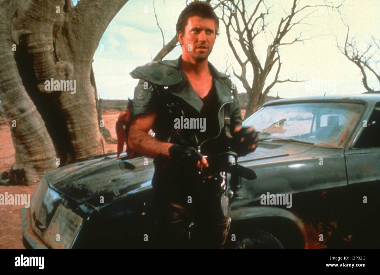 MAD MAX 2 [1981] AUS aka mad MAX : Le Road Warrior MEL GIBSON Date : 1981  Photo Stock - Alamy