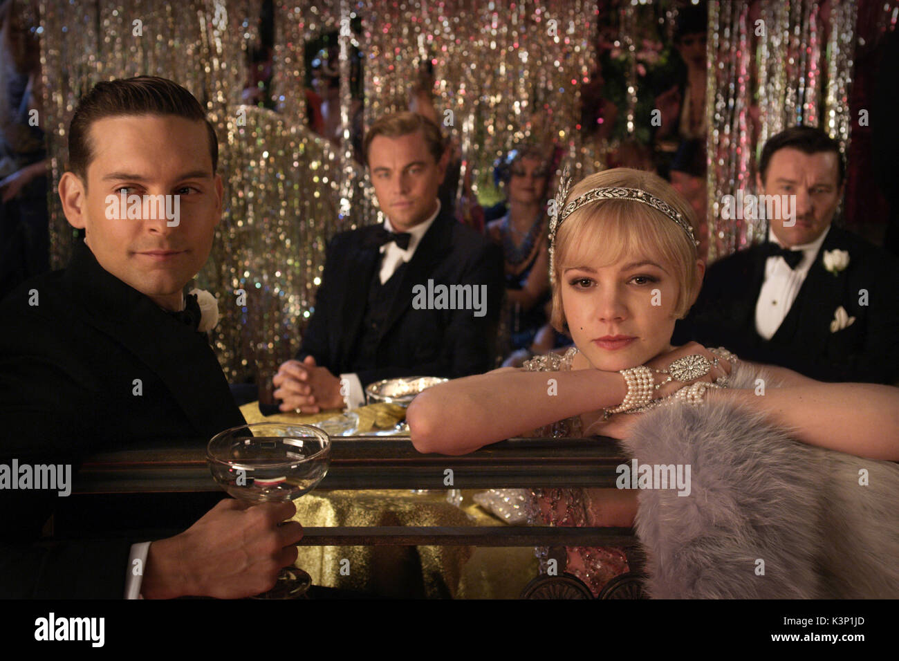 GATSBY LE MAGNIFIQUE [NOUS / AUS 2013] Tobey Maguire comme Nick Carraway, leonardo dicaprio comme Jay Gatsby, CAREY MULLIGAN en Daisy Buchanan, JOEL EDGERTON comme Tom Buchanan T Date : 2013 Banque D'Images