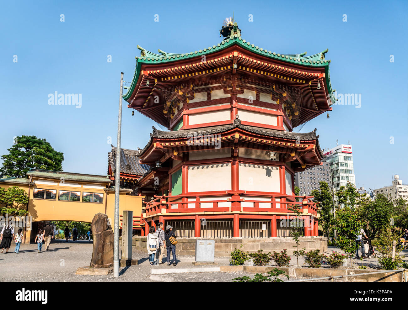 Temple Benten do au niveau de l'étang Shinobazu, parc Ueno, Tokyo, Japon Banque D'Images
