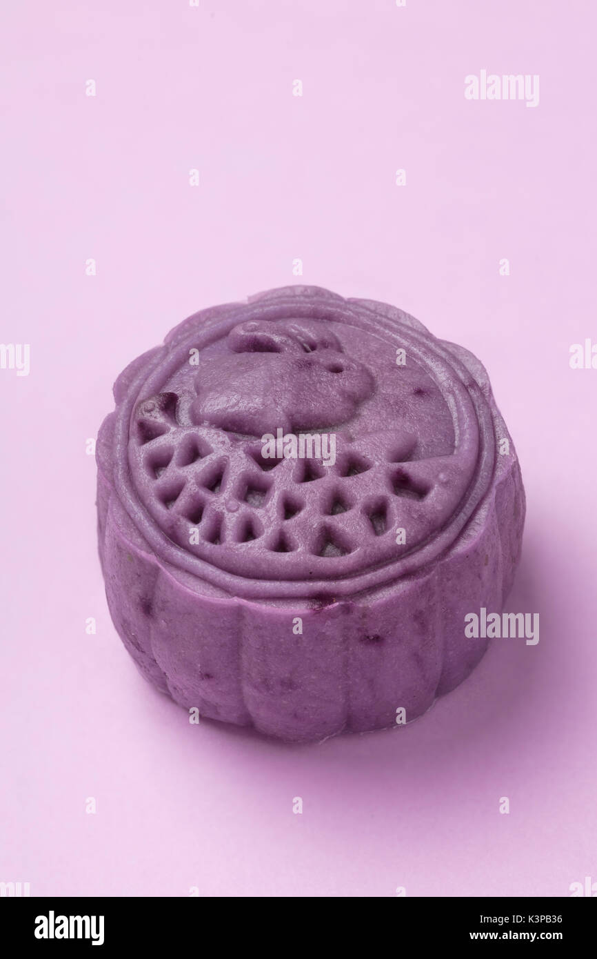 Belle mooncake sur fond coloré avec certains hydrangea. Banque D'Images