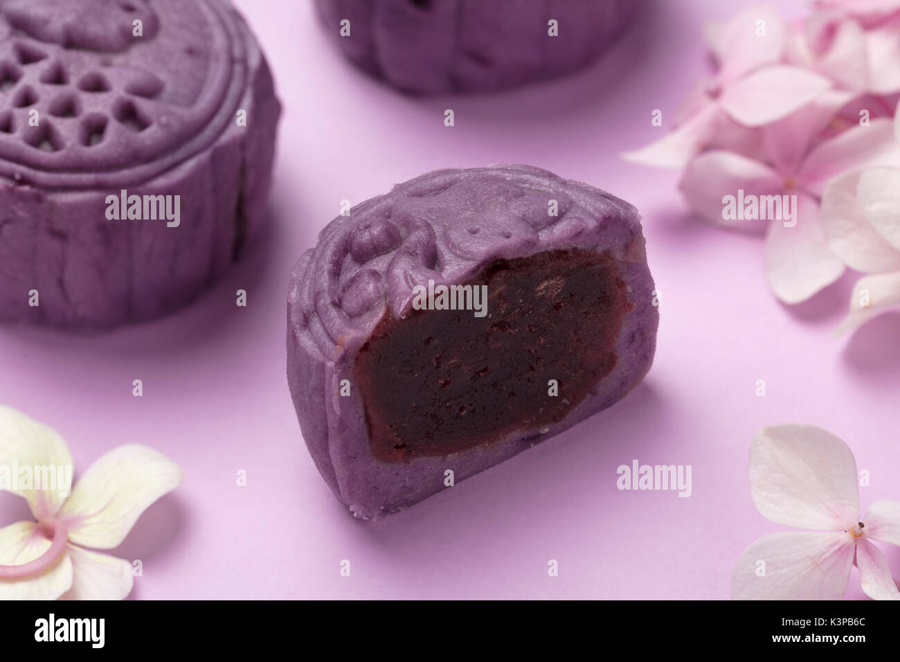 Belle mooncake sur fond coloré avec certains hydrangea. Banque D'Images